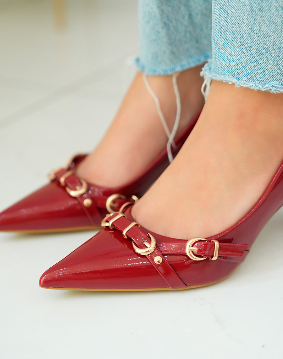 Escarpins bordeaux élégants avec talon biseauté et détails de boucles dorées