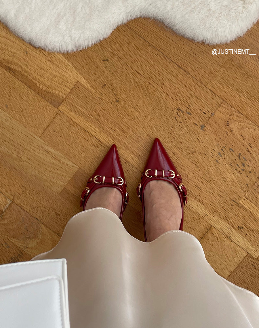 Escarpins bordeaux élégants avec talon biseauté et détails de boucles dorées