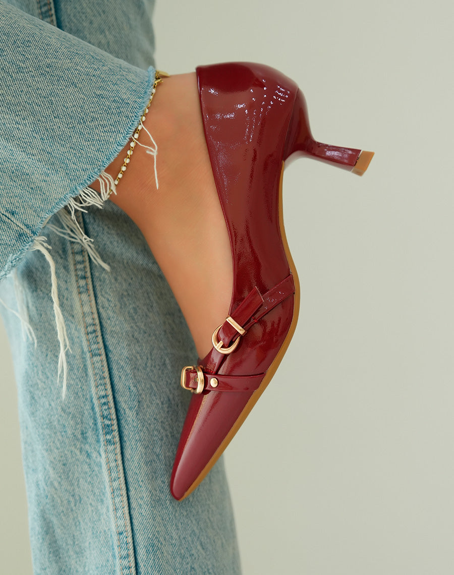 Escarpins bordeaux élégants avec talon biseauté et détails de boucles dorées