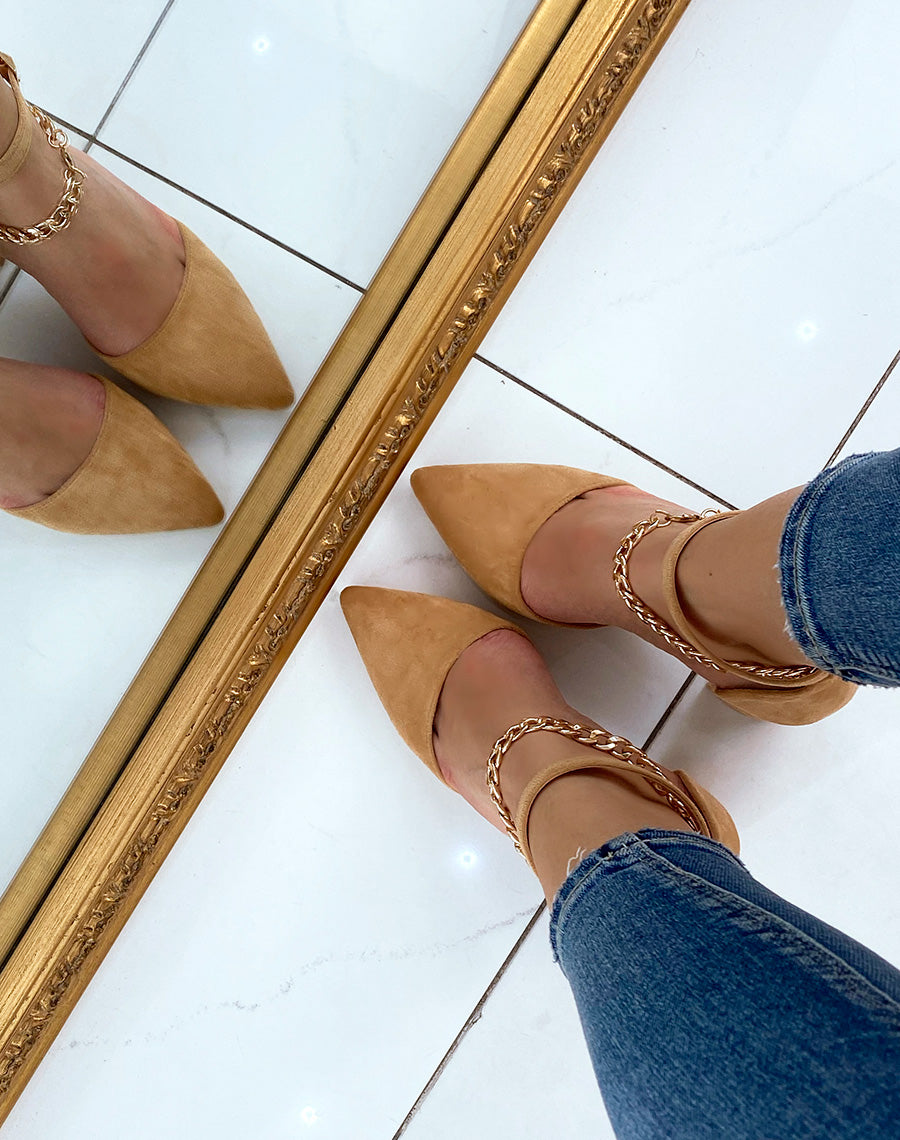 Escarpins camel en suédine à petite chaîne