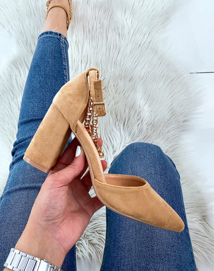 Escarpins camel en suédine à petite chaîne