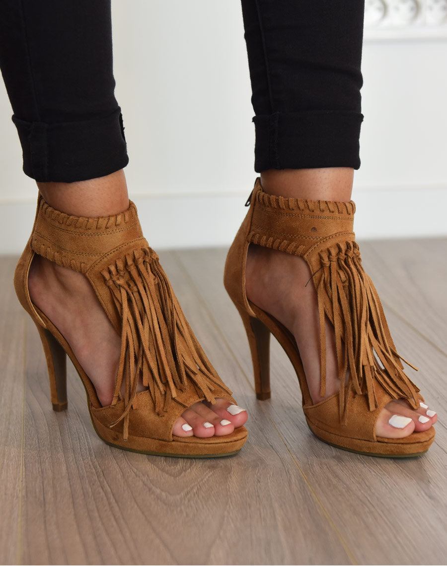 Escarpins camel ouverts à talons avec franges 
