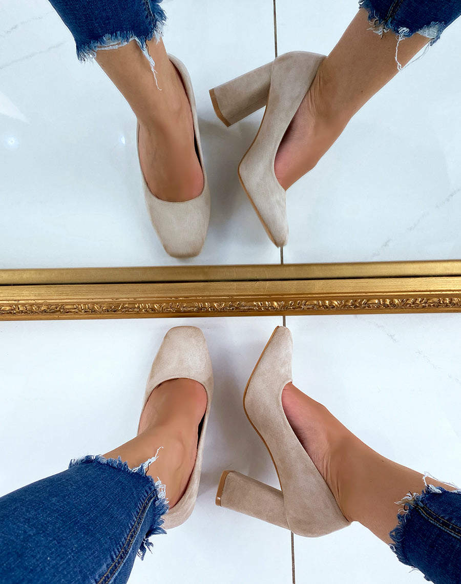 Escarpins en suédine beige à bout carré