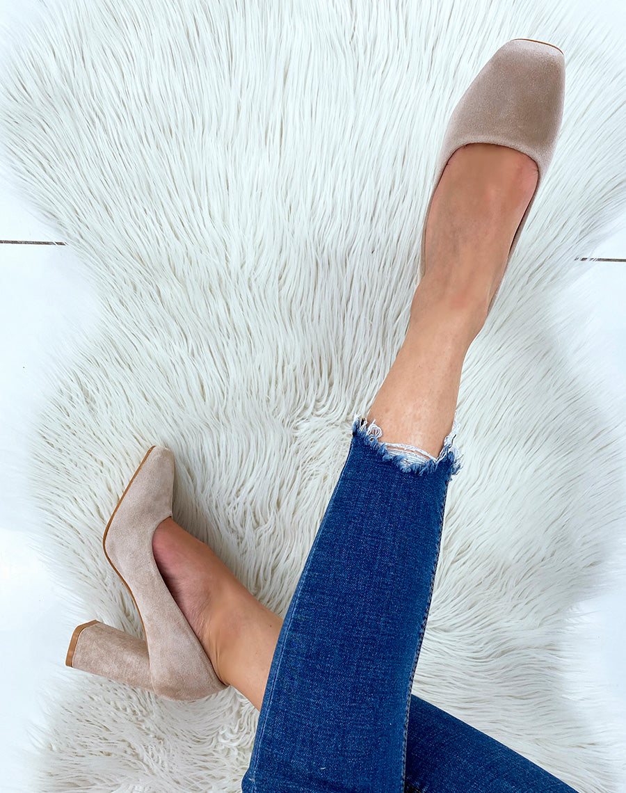 Escarpins en suédine beige à bout carré