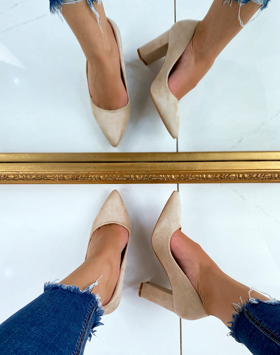 Escarpins en suédine beige à bout pointu