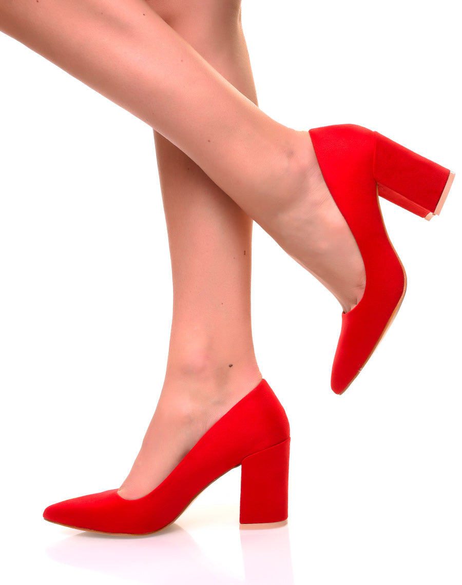 Escarpins en suédine rouges à talons carrés