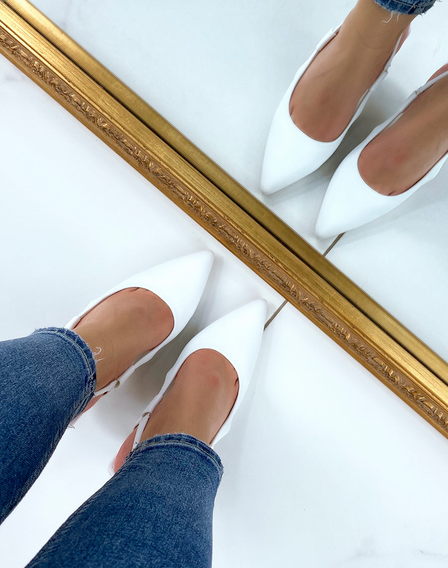 Escarpins en tissu blancs ouverts à talon aiguille