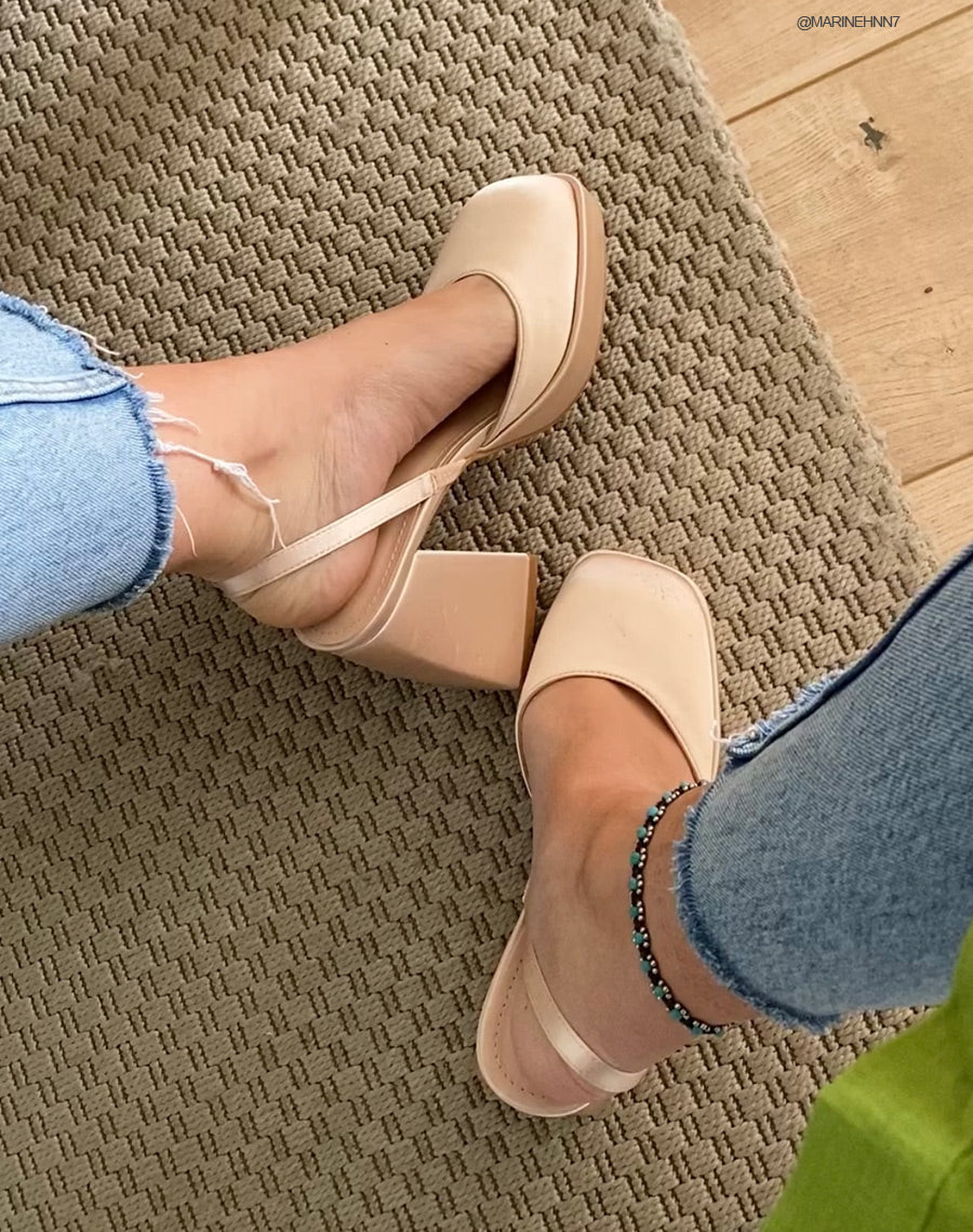 Escarpins en tissu satiné champagnes à talon large et plat