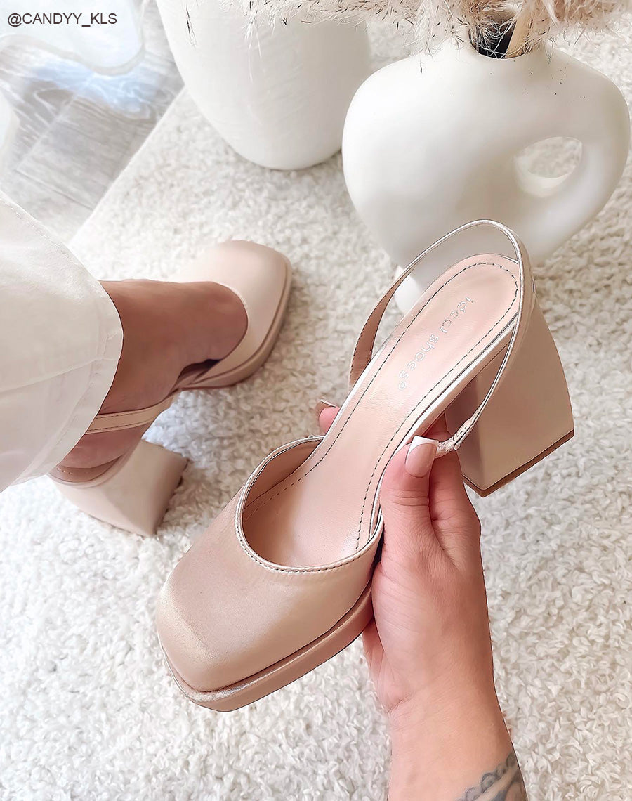 Escarpins en tissu satiné champagnes à talon large et plat