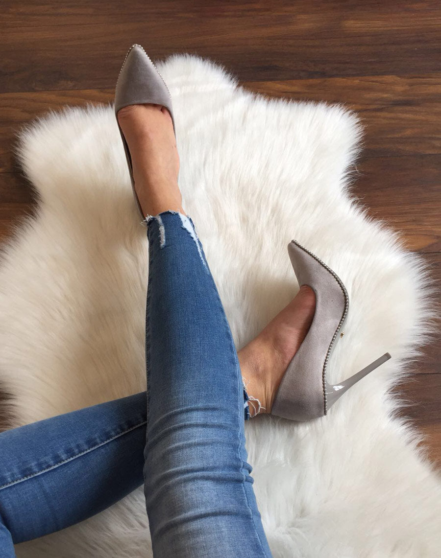 Escarpins gris ornés de perles argentées