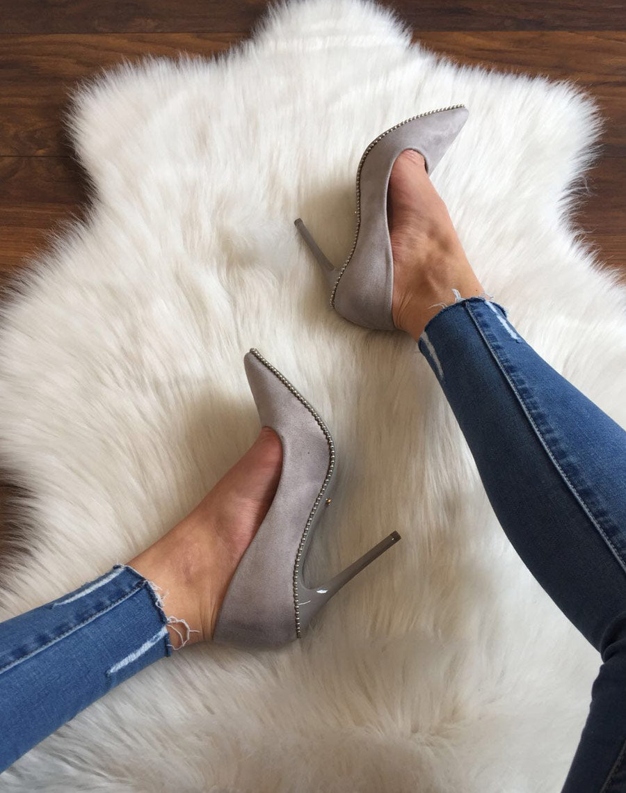 Escarpins gris ornés de perles argentées