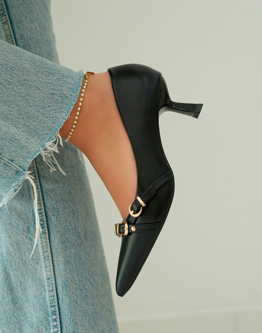 Escarpins noirs élégants avec talon biseauté et détails de boucles dorées