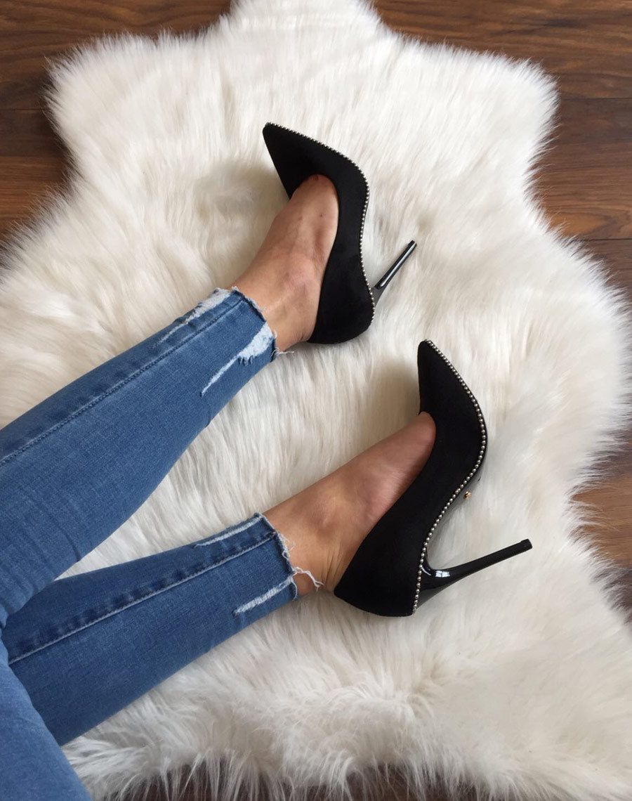 Escarpins noirs ornés de perles argentées