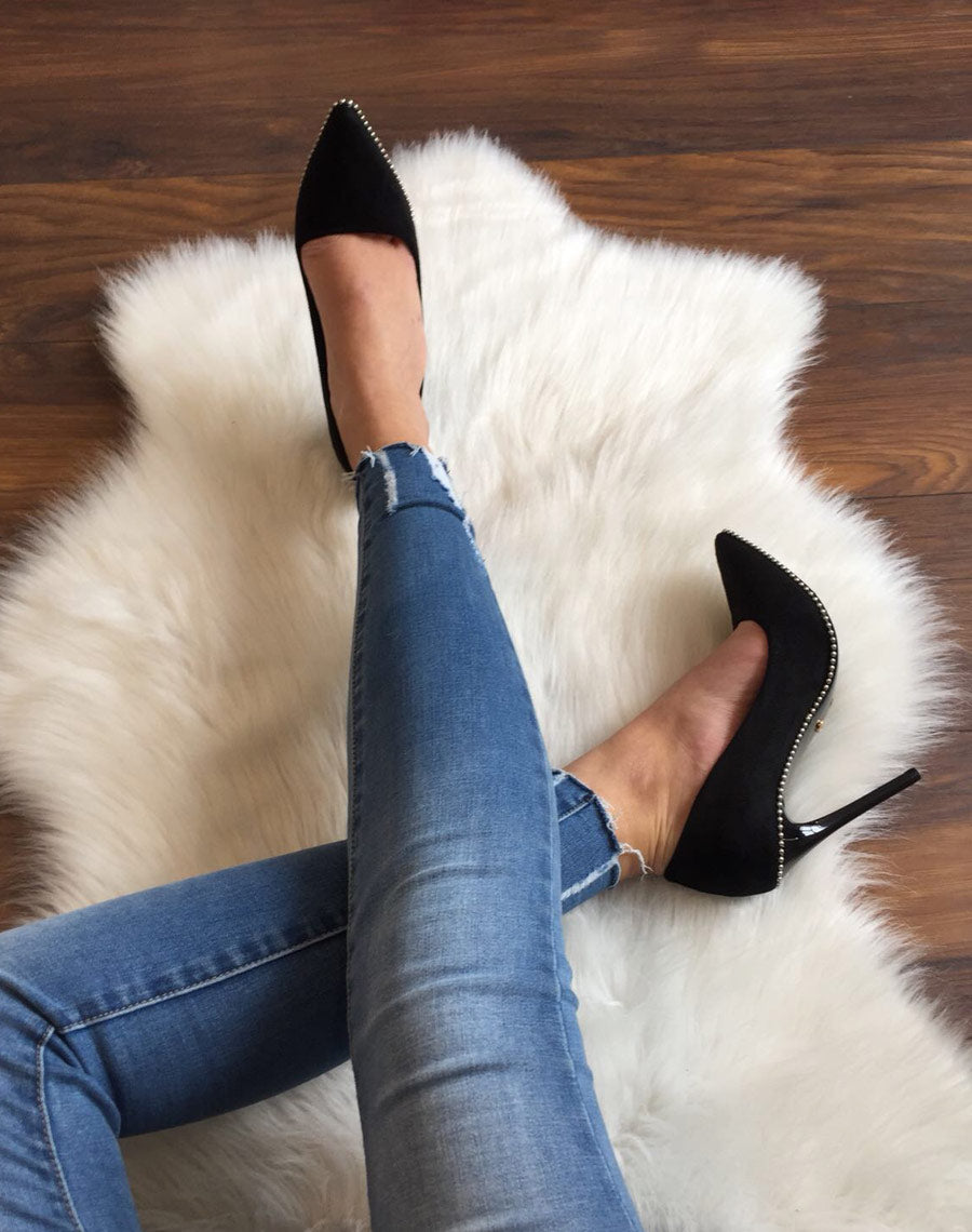 Escarpins noirs ornés de perles argentées