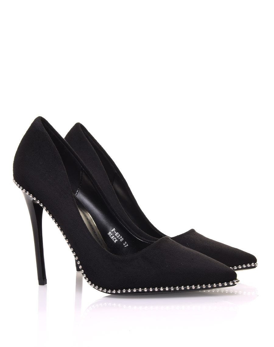 Escarpins noirs ornés de perles argentées