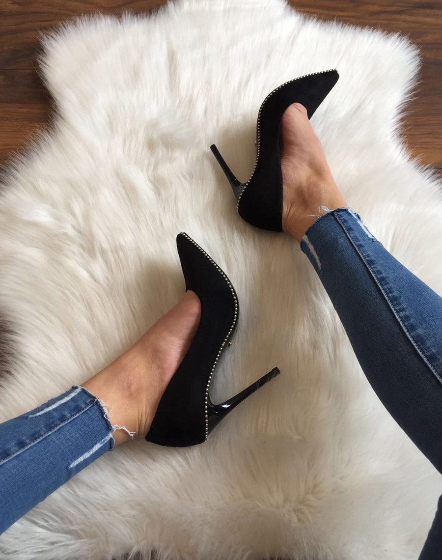 Escarpins noirs ornés de perles argentées