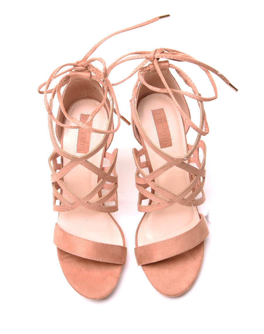 Escarpins nude ajourés en suédine  