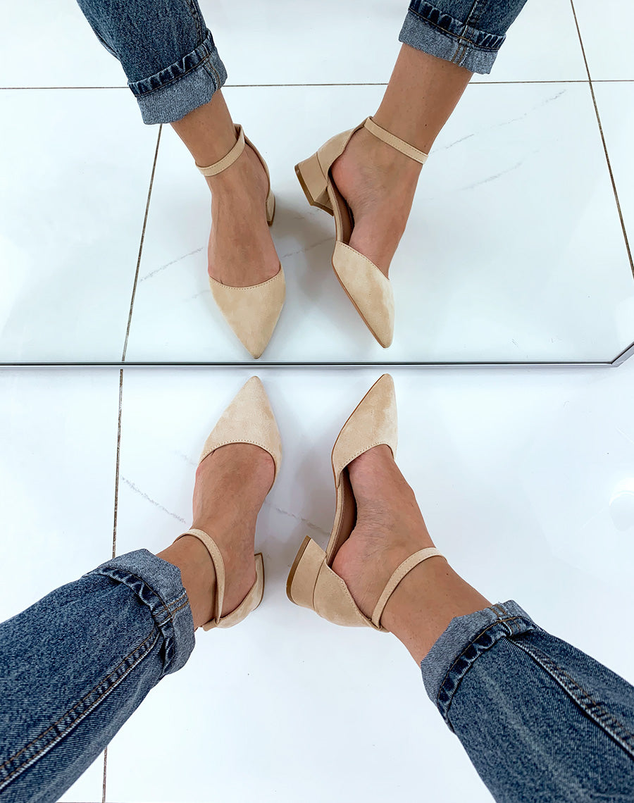 Escarpins à petit talon beiges en suédine