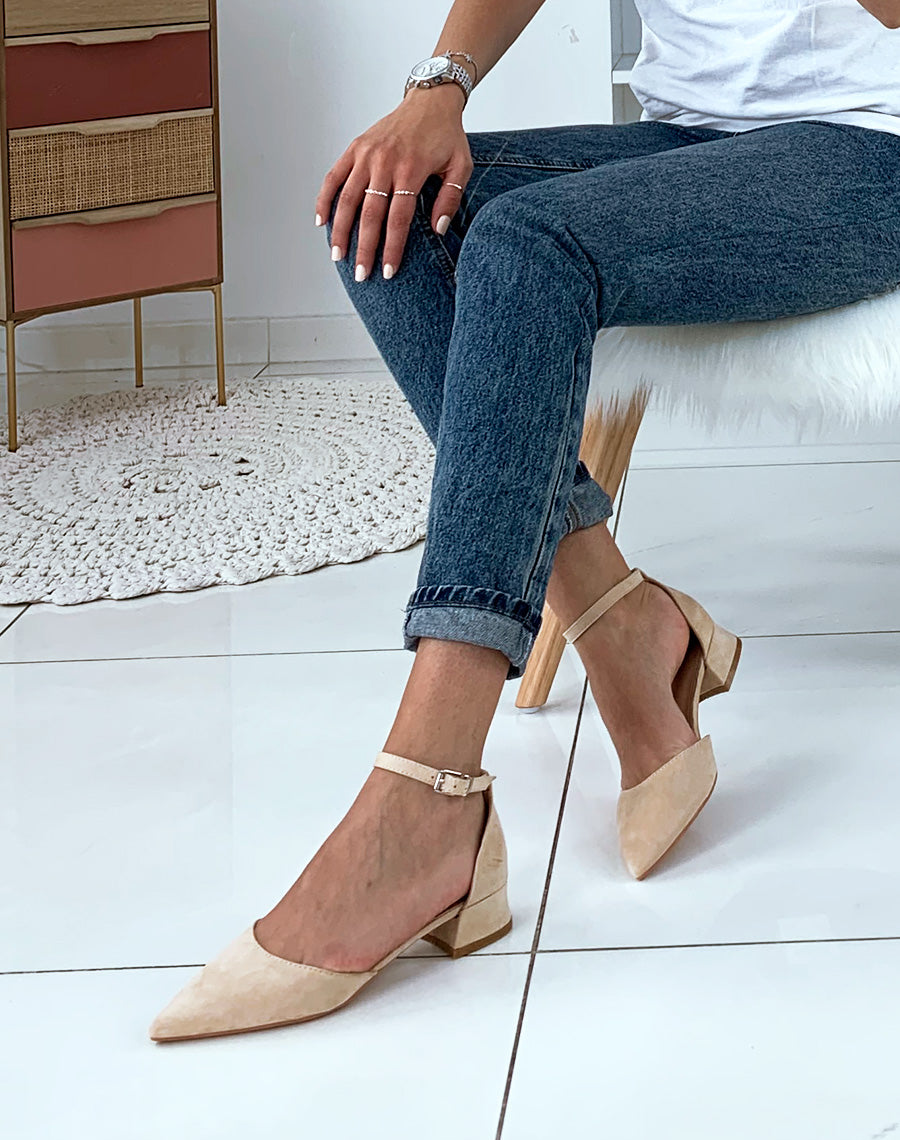 Escarpins à petit talon beiges en suédine