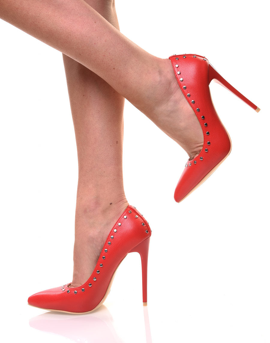 Escarpins rouges cloutés