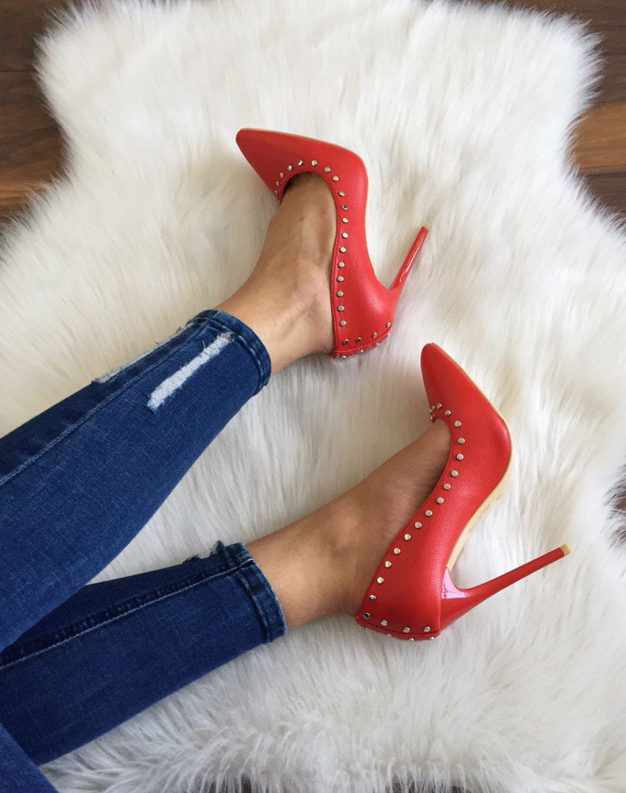 Escarpins rouges cloutés