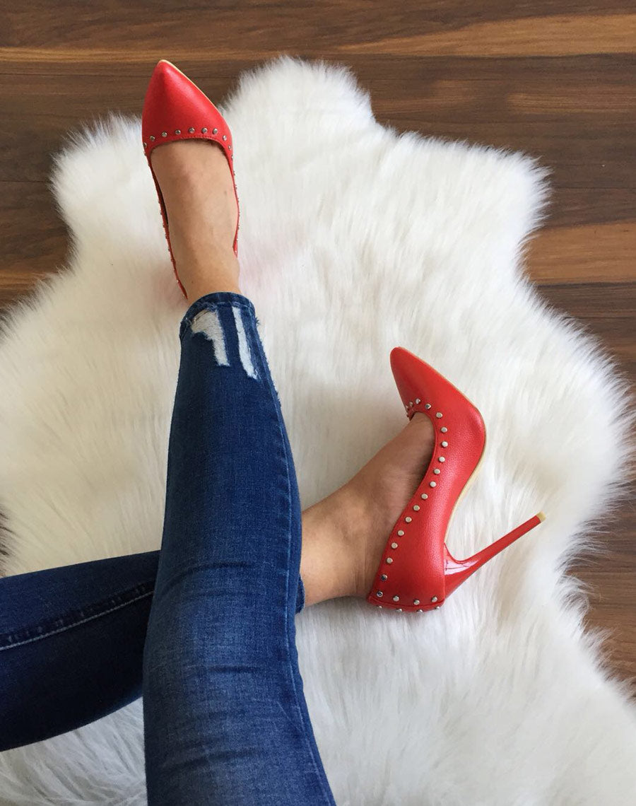 Escarpins rouges cloutés