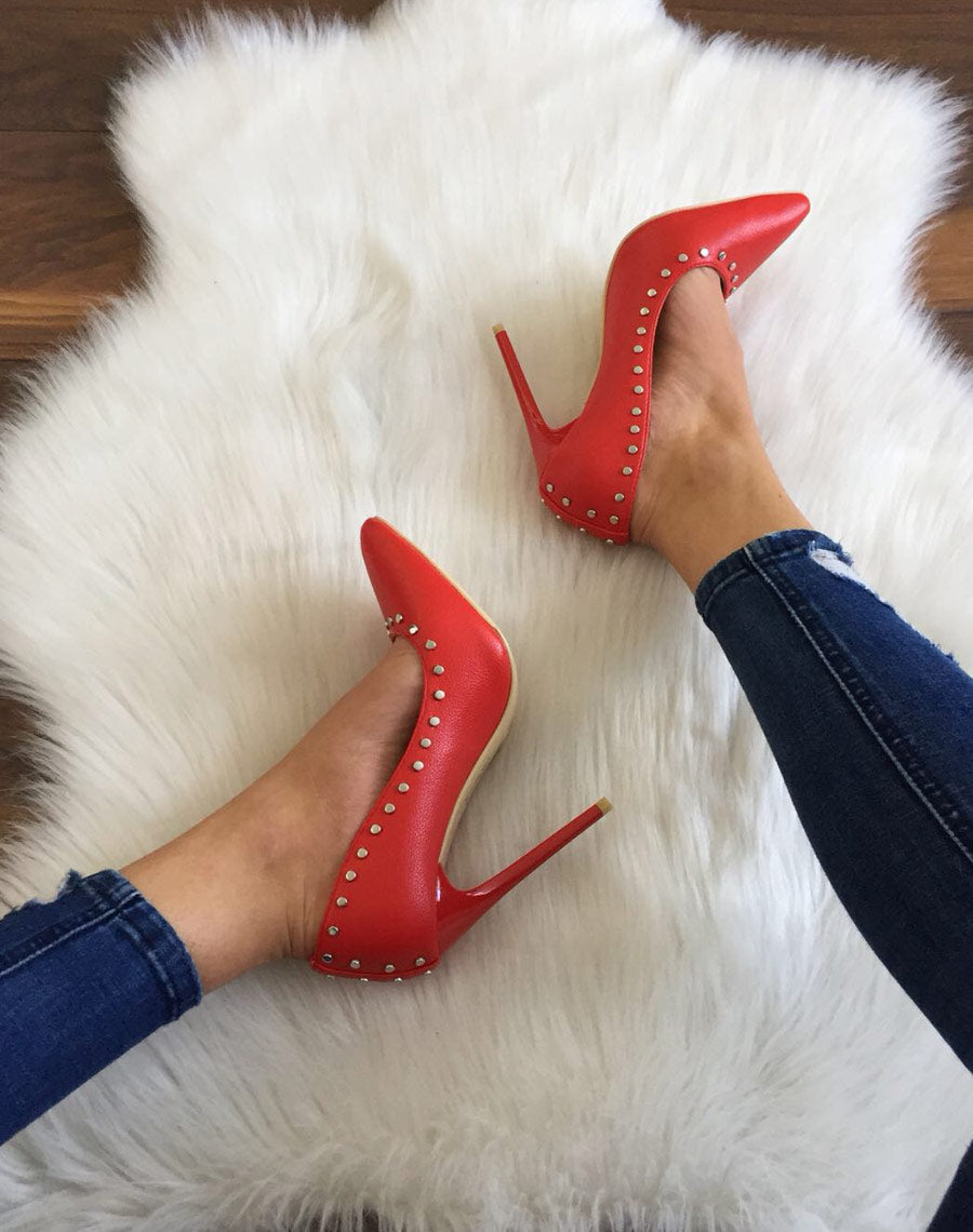 Escarpins rouges cloutés