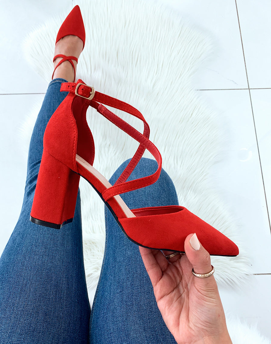 Escarpins rouges en suédine à brides entrecroisées