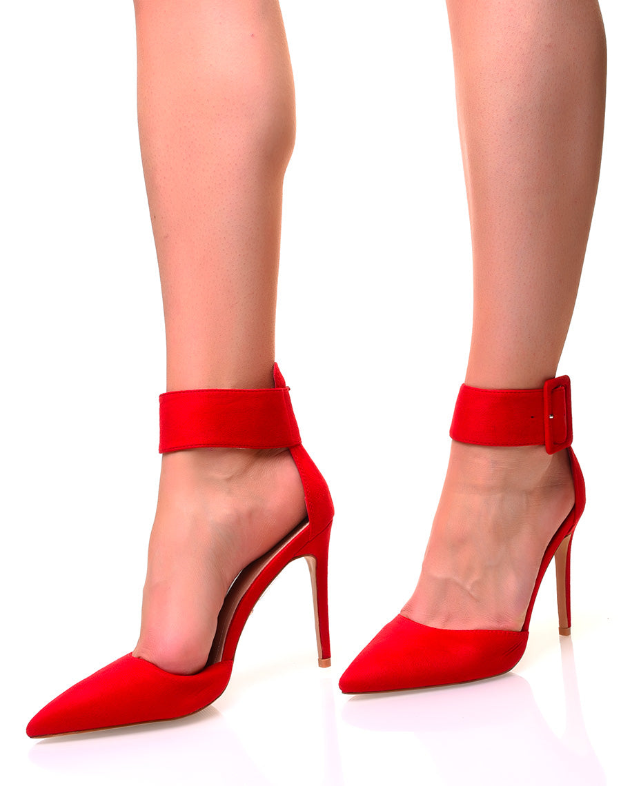 Escarpins rouges en suédine à larges brides et bouts pointus
