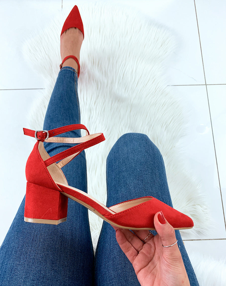 Escarpins rouges en suédine à petit talon