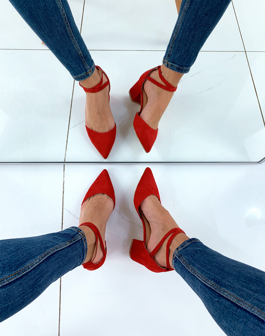 Escarpins rouges en suédine à petit talon