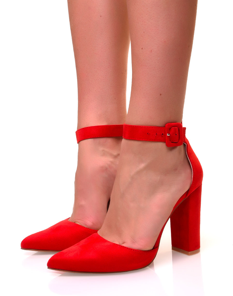 Escarpins rouges en suédine à talons carrés