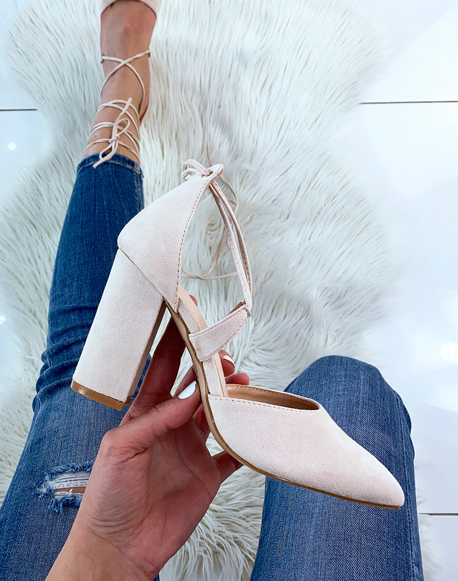 Escarpins à talon épais beige et longues lanières