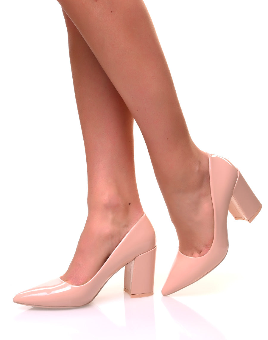 Escarpins vernis roses pales à talons carrés et à bouts pointus