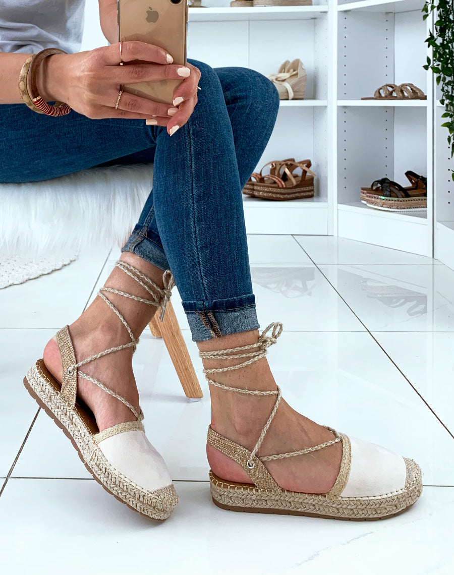 Espadrilles beiges et en osier avec des lacets tressés