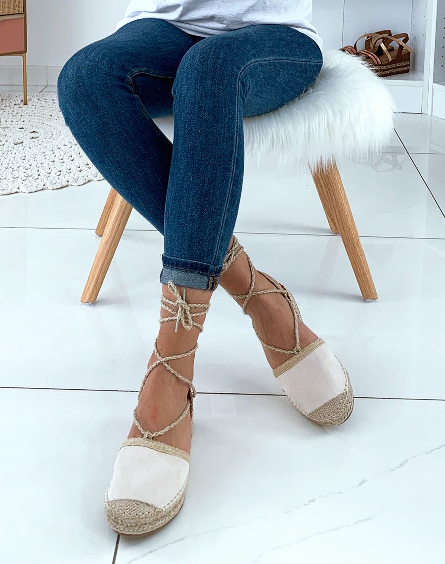 Espadrilles beiges et en osier avec des lacets tressés