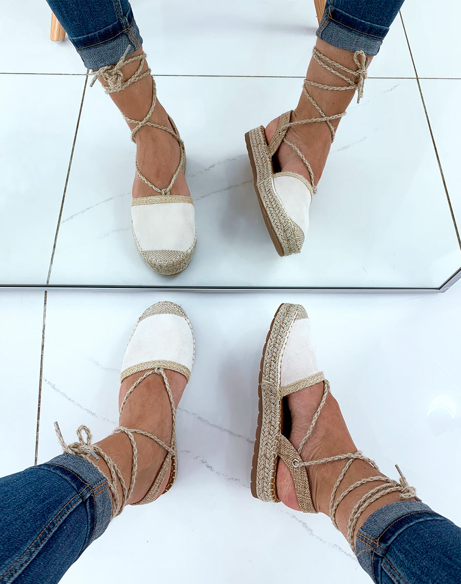 Espadrilles beiges et en osier avec des lacets tressés