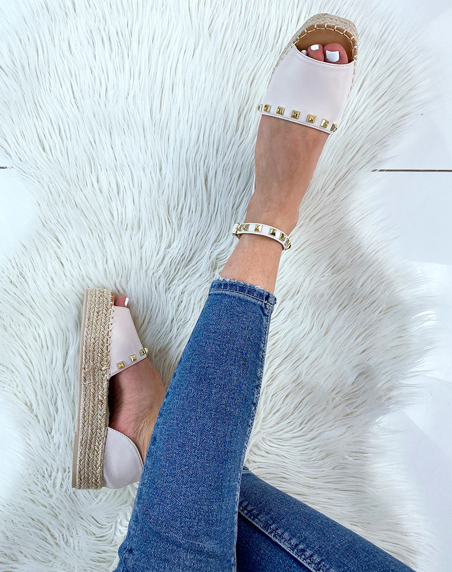 Espadrilles beiges ornées de clous dorés