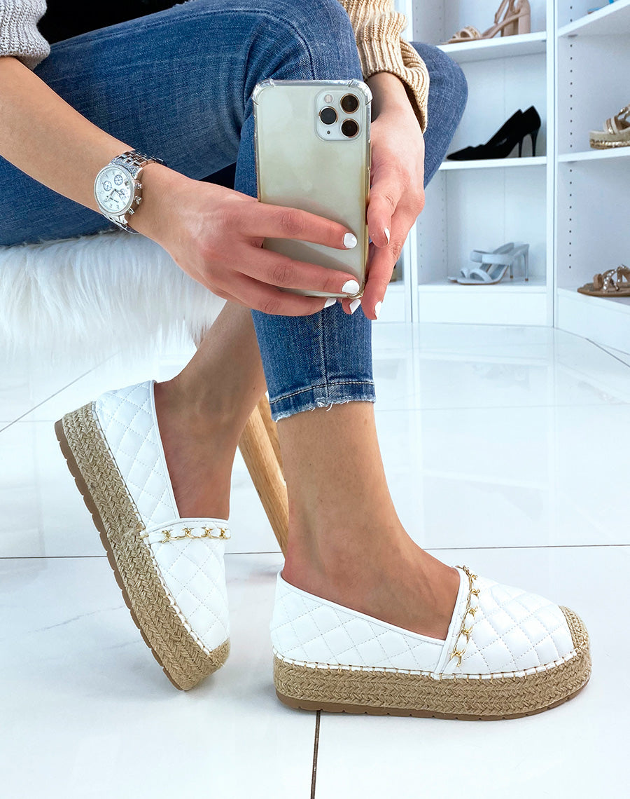 Espadrilles blanches matelassés à fine chaîne dorée