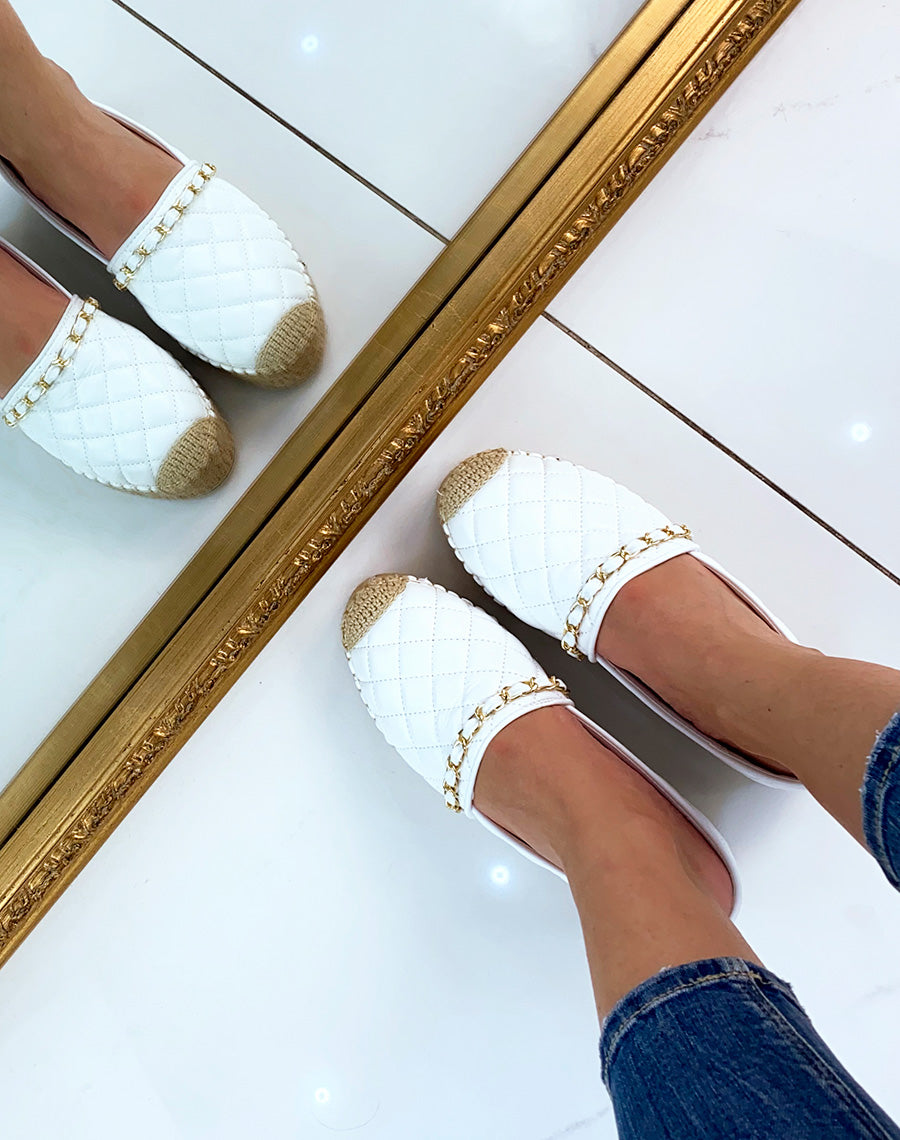 Espadrilles blanches matelassés à fine chaîne dorée