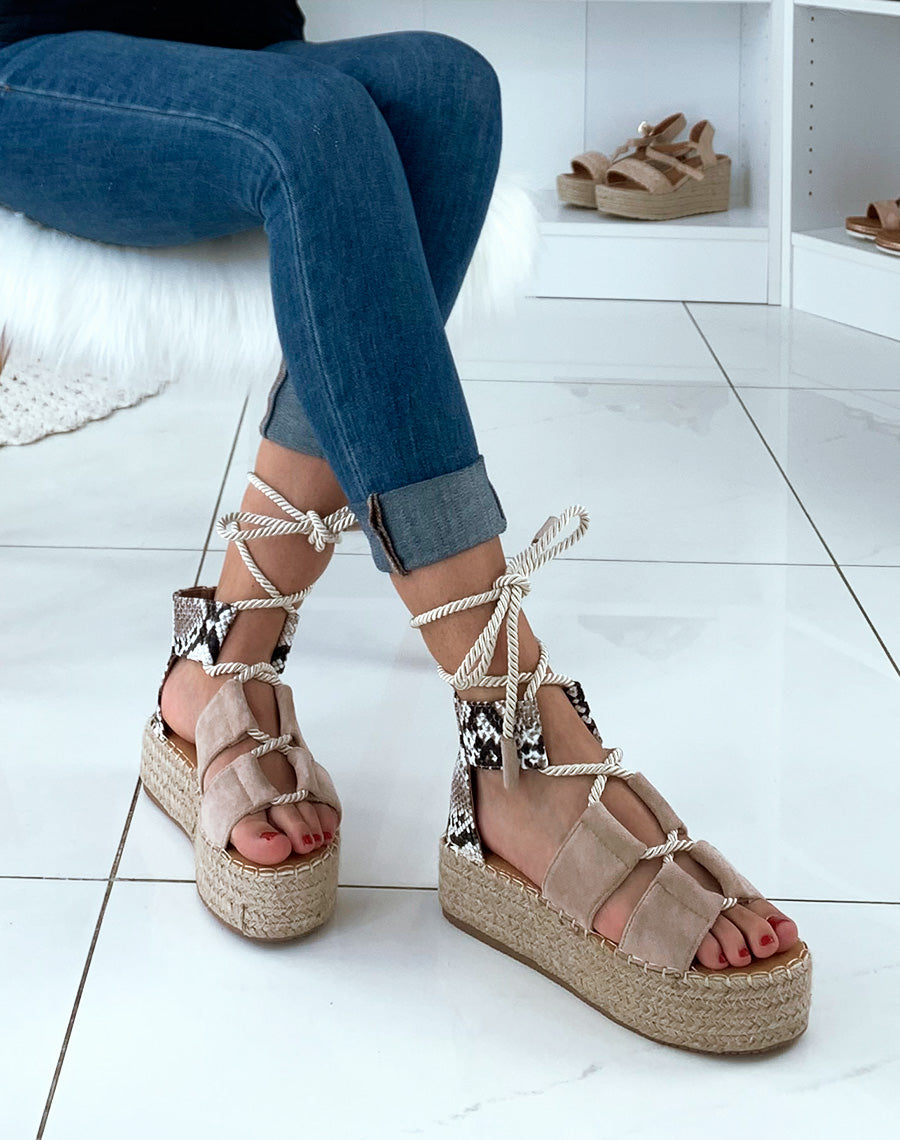 Espadrilles compensées beige en suédine avec lacets en corde épaisse