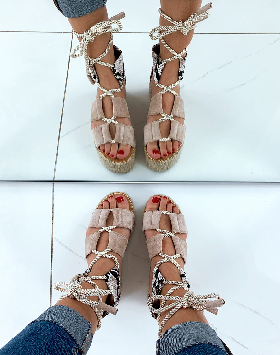 Espadrilles compensées beige en suédine avec lacets en corde épaisse