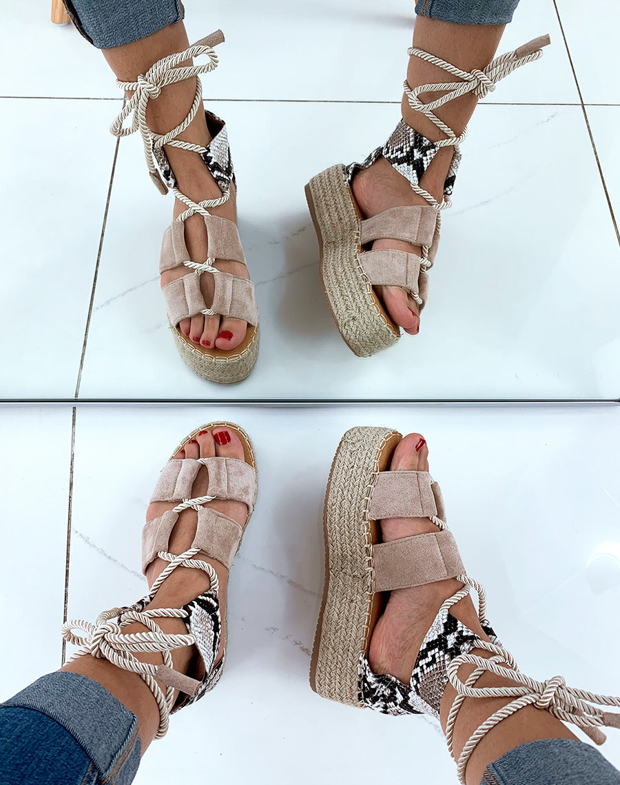 Espadrilles compensées beige en suédine avec lacets en corde épaisse