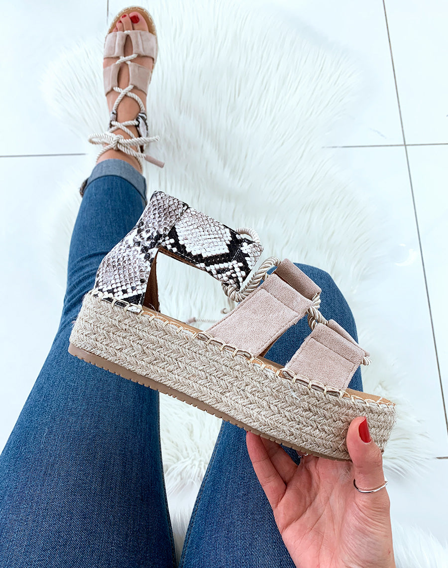 Espadrilles compensées beige en suédine avec lacets en corde épaisse