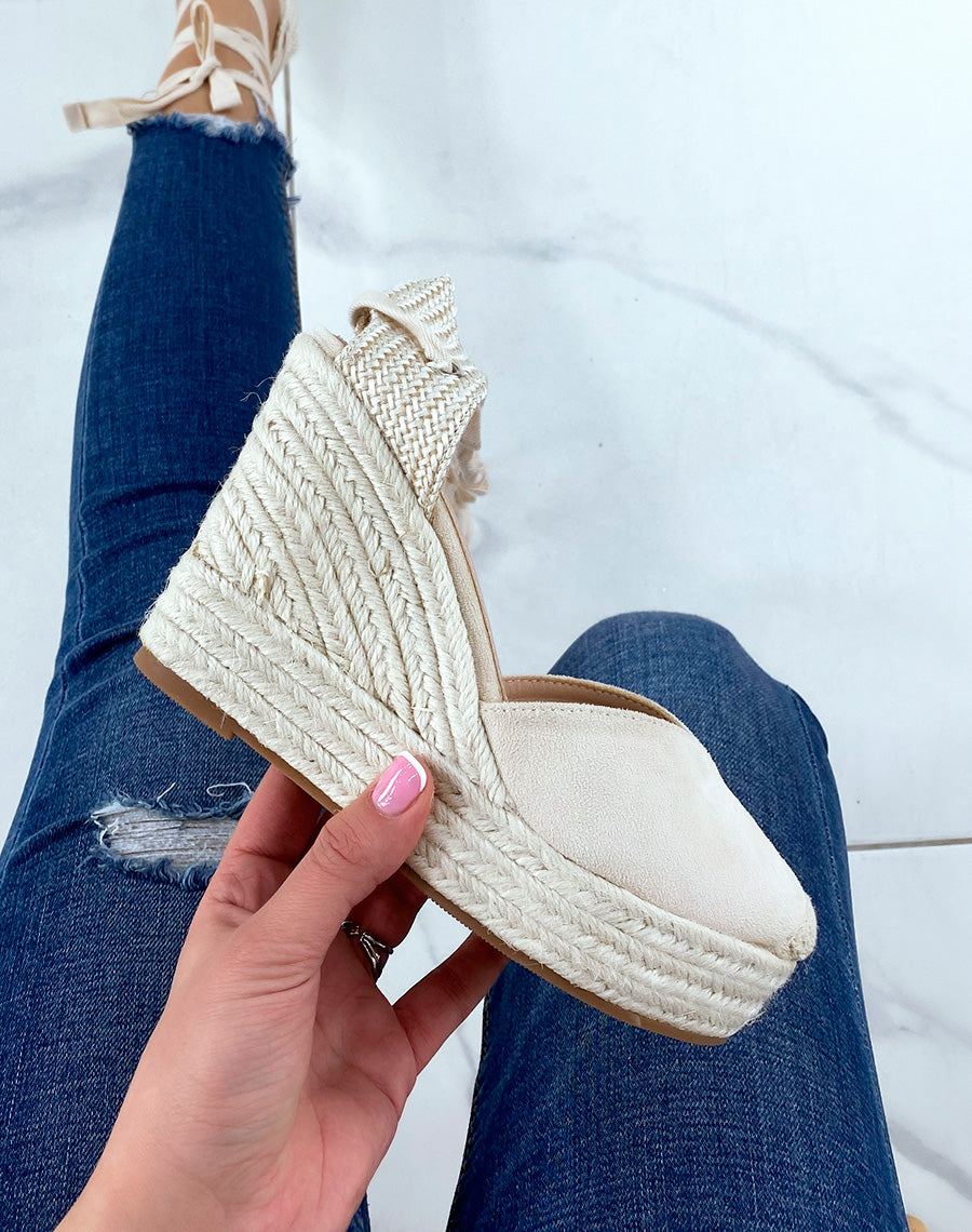 Espadrilles compensées beiges en coupe florale