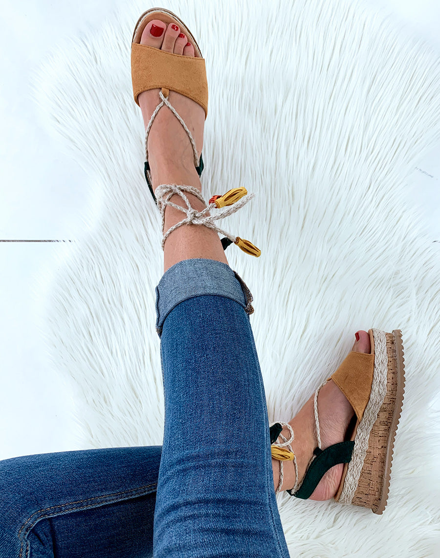 Espadrilles compensées camel en suédine avec lacets corde cheville à pompon