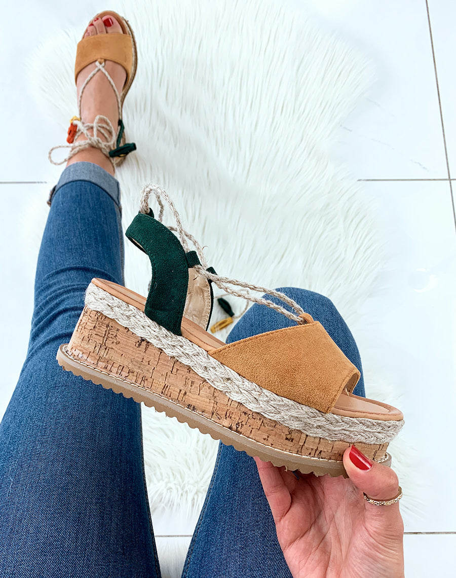 Espadrilles compensées camel en suédine avec lacets corde cheville à pompon