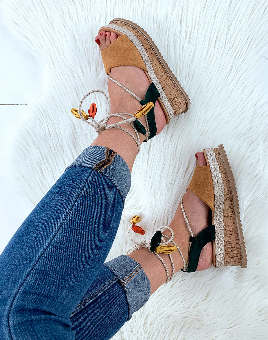 Espadrilles compensées camel en suédine avec lacets corde cheville à pompon