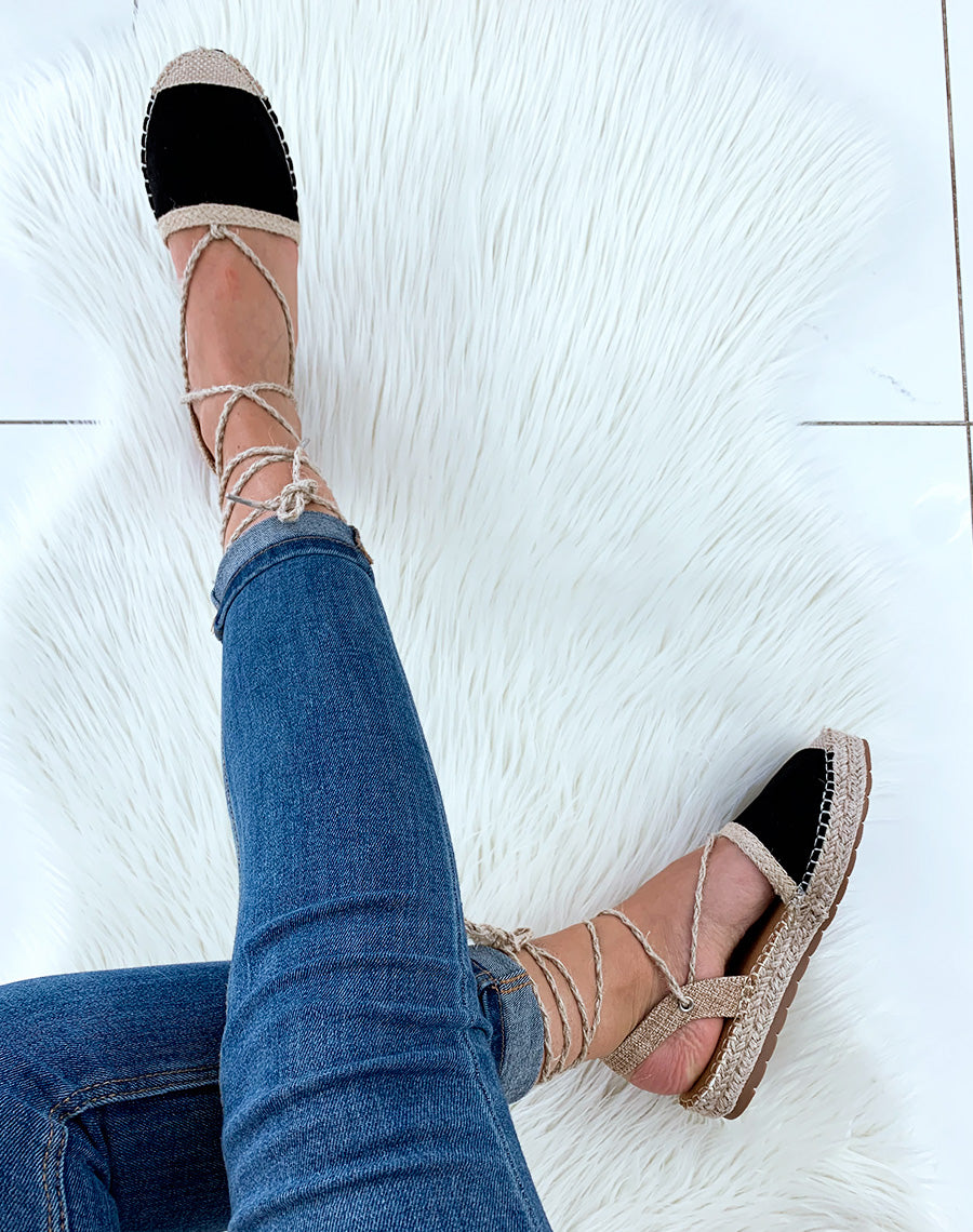 Espadrilles noires et en osier avec des lacets tressés