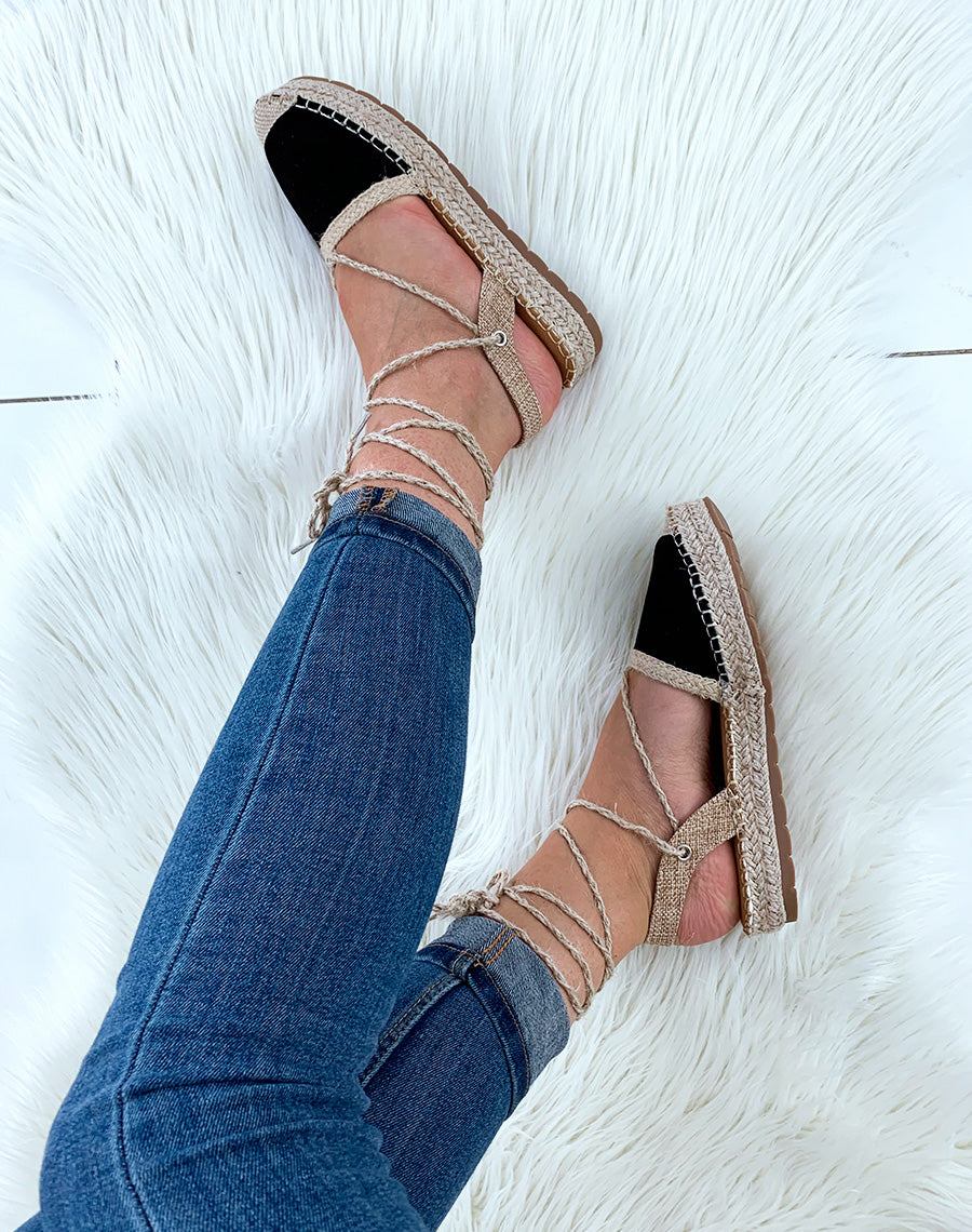 Espadrilles noires et en osier avec des lacets tressés